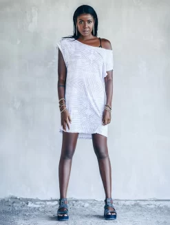 Robe Courte Et Loose Imprimée "Freedom", Blanc Et Gris Clair