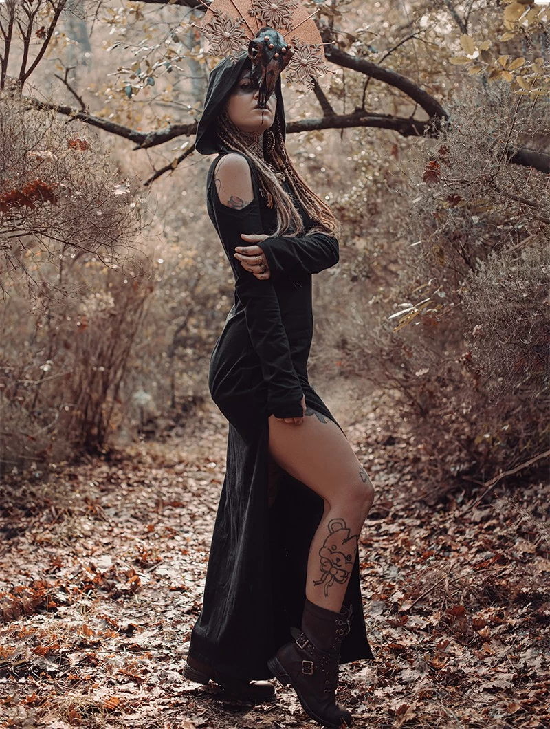 Robe Longue Fendue à Capuche Et épaules Dénudées "Yanta", Noir 4 Robe Longue Fendue à Capuche Et épaules Dénudées "Yanta", Noir – Image 4